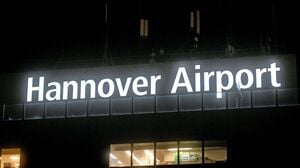 Der Schriftzug Hannover Airport, aufgenommen am frühen Morgen oberhalb der Aussichtsterrasse am Fluggastgebäude A des Flughafens (Symbolbild).