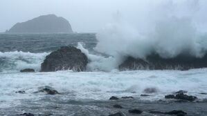 Wellen brechen entlang der Küste des Fischerhafens Pa-tou-tzu im Nordosten Taiwans (Symbolbild).