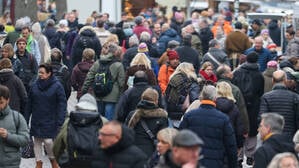 Viele Menschen sind in der Fußgängerzone von Münster zu sehen.