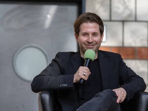 Kevin Kühnert spricht bei einer Veranstaltung.