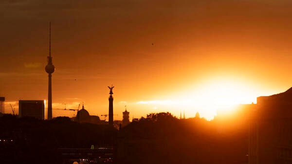 Majestätischer Sonnenaufgang über Berlin.