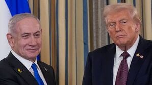 Israels Ministerpräsident Benjamin Netanjahu schüttelt US-Präsident Donald Trump nach einer Pressekonferenz im State Dining Room des Weißen Hauses die Hand (Archivbild).