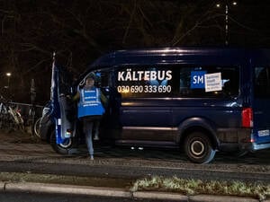 Unterwegs mit der freiwilligen Helfern Karla K. und Markus S. mit dem Kältebus in Berlin am 15. Januar 2025. Einsatz am Bahnhof Platz der Luftbrücke. Eine obdachlose Frau möchte zu einer Notunterkunft und findet einen Platz in Kreuzberg. Unterwegs mit der freiwilligen Helfern Karla K. und Markus S. mit dem Kältebus