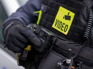 Berliner Polizei und Feuerwehr sollen heute flächendeckend mit Bodycams ausgestattet werden. (Archivbild)