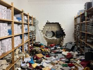 Ein großes Loch ist in der Wand des Tresorraums einer Sparkasse zu sehen. Einbrecher haben sich mithilfe eines großen Bohrers Zugang zum Tresorraum verschafft.