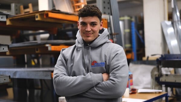 Paul absolviert eine Ausbildung zum Maurer bei der J. Pause Dachdecker und Maurer GmbH in Berlin.