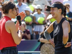 Wang Xinyu (re., mit Andrea Petkovic) unterhält die Zuschauer bei den Berlin Tennis Open im Juni bestens.