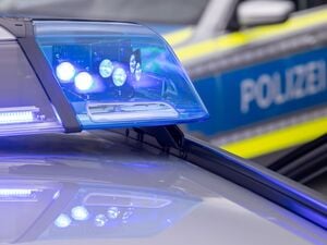 Ein Blaulicht leuchtet auf dem Dach eines Polizeifahrzeugs. (Symbolbild)