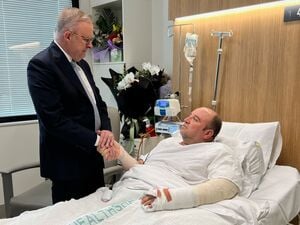 Auf diesem vom Büro des Premierministers veröffentlichten Foto trifft der australische Premierminister Anthony Albanese Ahmed al-Ahmed im St. George Hospital in Sydney, Dienstag, 16. Dezember 2025.