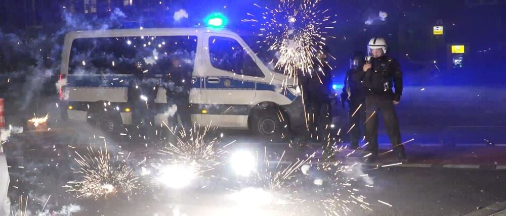 Gerade in der Silvesternacht sind Polizeibeamte und Rettungskräfte teils extremer Gewalt ausgesetzt. Hier beim Jahreswechsel 2022 in Berlin.