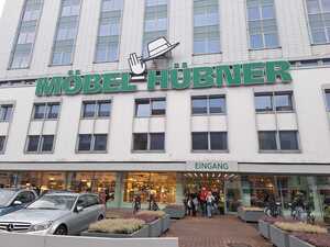Das traditionsreiche Möbelkaufhaus in der Genthiner Straße schließt. Zum Abschied gibt es Schnäppchen für die Kunden.
