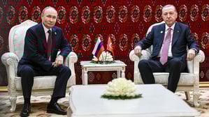Noch am 12. Dezember trafen sich der türkische Präsident Recep Tayyip Erdogan und Kremlchef Wladimir Putin in Aschgabat – die Gesichter sprechen Bände.