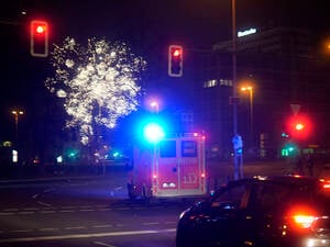 Ein Rettungswagen am Ernst-Reuter-Platz in der Silvesternacht.