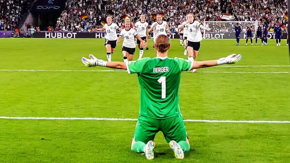 Die deutschen Fußballerinnen um Torfrau Ann-Katrin Berger errangen im EM-Viertelfinale einen denkwürdigen Sieg.