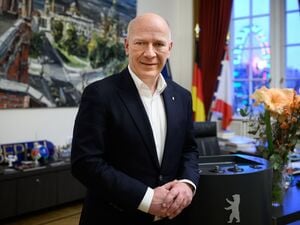 Berlins Regierender Bürgermeister Kai Wegner (CDU), hier in seinem Dienstzimmer im Roten Rathaus, muss sich 2026 dem Votum der Bürgerinnen und Bürger stellen.