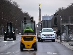 Auf der Straße des 17. Juni laufen die Vorbereitungen für die Silvesterparty des Landes am Brandenburger Tor. Aber kann auch die Party an der Siegessäule stattfinden?