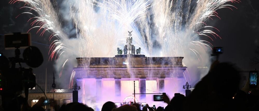„Yeah 26!“ – am Brandenburger Tor begrüßten Tausende das neue Jahr mit professionellem Feuerwerk.