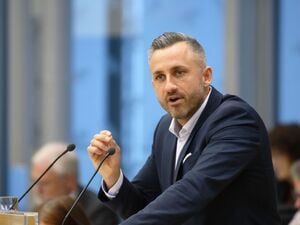 Ulrich Siegmund (AfD), Vorsitzender der AfD-Landtagsfraktion, spricht im Landtag von Sachsen-Anhalt zu den Abgeordneten. Dort wurde auf Antrag der AfD über die Kündigung der Rundfunkverträge debattiert.