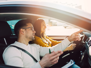 Wenn man sich mit jemandem unterhält, vergehen lange Autofahrten schneller, doch die Unfallgefahr wird erhöht.