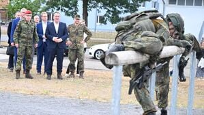 Bundesverteidigungsminister Boris Pistorius (M, SPD) sieht sich bei seinem Besuch beim Luftwaffenausbildungsbataillon Germersheim eine Ausbildungsstation an.
