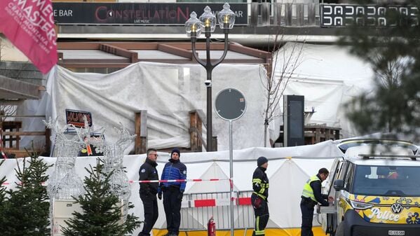 Sicherheitskräfte stehen vor der abgeriegelten Bar „Le Constellation“.