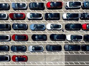 Tesla-Fahrzeuge stehen auf einem Parkplatz in der Fabrik des Unternehmens in Fremont.