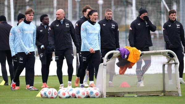 Von wegen sanfter Einstieg ins neue Jahr. Fabian Reese (Mitte) und seine Kollegen von Hertha BSC wurden beim Trainingsauftakt ganz schön hart rangenommen.