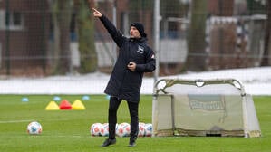 Herthas Trainer Stefan Leitl zeigt an, wo es mit seiner Mannschaft hingehen soll.