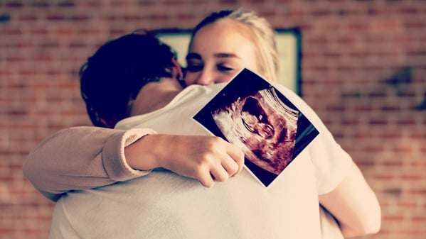 Pärchen mit Ultraschall-Foto.