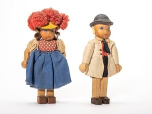 Völkisches Kunsthandwerk, handgeschnitzt: Trachtenpuppen aus der Werkstatt von Lotte Sievers-Hahn in Bremen, um 1933.