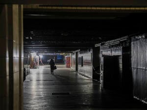 Der wegen des Stromausfalls dunkle Bahnhof Wannsee.