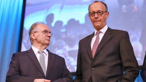 Friedrich Merz (rechts) und Reiner Haseloff bei einer Wahlkampfveranstaltung der CDU in Halle im Februar 2025.