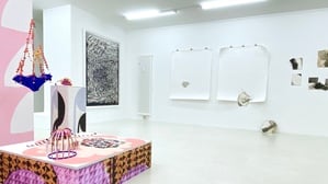 Maja Beermanns „Studie 1-10“ (l.) und Justina Monceviclutés Triptychon „This is no place you ever knew me“ im Hintergrund.