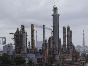 Blick aus dem Viertel El Faro auf die Raffinerie El Palito der venezolanischen staatlichen Erdölgesellschaft PDVSA.