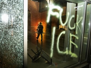 Der Slogan „Fuck ICE“ an einer Glasscheibe.