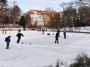 Auch im Alten Park in Alt-Tempelhof gingen viele Menschen auf den zugefrorenen See.