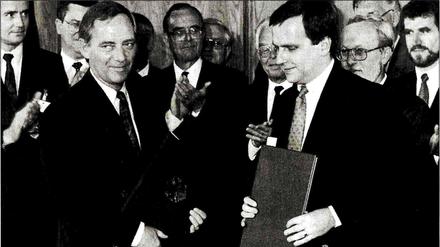 Am 31. August 1990 unterzeichneten die damaligen Innenminister Wolfgang Schäuble (links) und Günther Krause den Einigungsvertrag.                                                                                                                                             