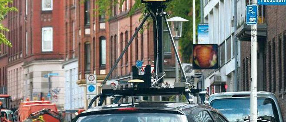 Bitte lächeln. Google Street View fährt durch die Städte Deutschlands, nimmt mit Kameras 360-Grad-Panoramabilder auf – und hat „aus Versehen“ private Mails erfasst. Foto: dpa