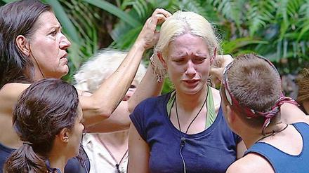 Die blonde Sarah (2. v. r.) ist Ex-Top-Model-Kandidatin - und im Dschungel mit den Nerven am Ende.