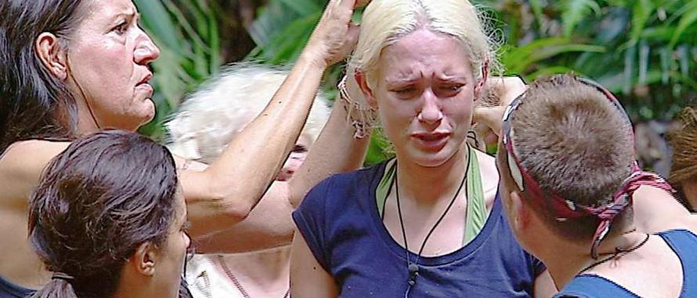 Die blonde Sarah (2. v. r.) ist Ex-Top-Model-Kandidatin - und im Dschungel mit den Nerven am Ende.