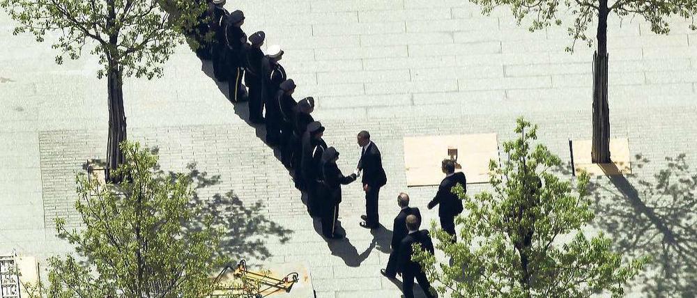 New York, 5. Mai 2011. Der amerikanische Präsident besucht Ground Zero und spricht mit Polizisten und Feuerwehrleuten, die beim Attentat am 11.9.2001 im Einsatz waren.