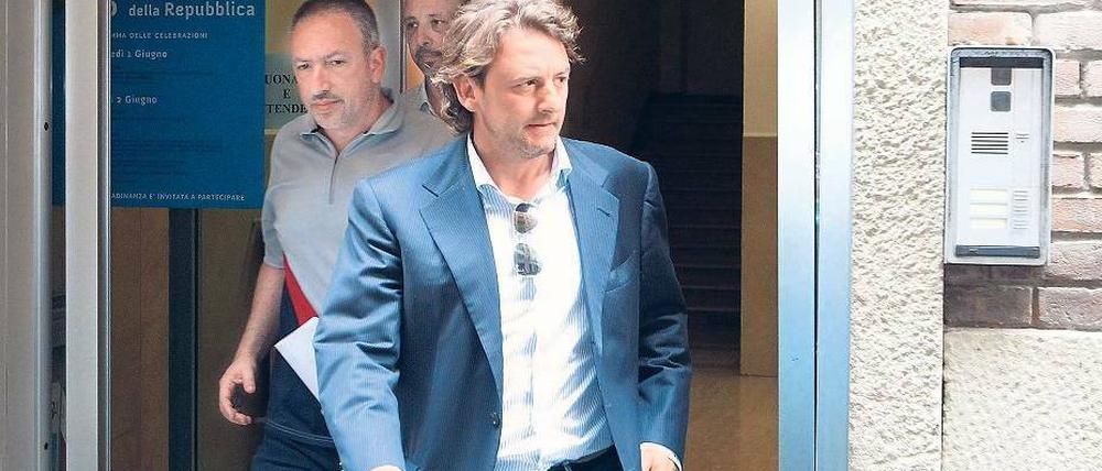 Ex-Nationalspieler auf der Polizeistation. Giuseppe Signori (rechts) spielte zwischen 1992 bis 1995 28 Mal für Italien, jetzt ist er mutmaßlich in einen Wettskandal verwickelt. Foto: dpa