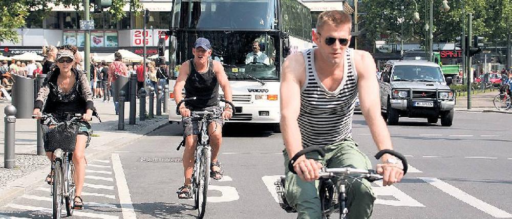 Überall Verkehrshindernisse? Die Grünen fordern Extraspuren für die Radler neben den Busstreifen. Notfalls müssten dafür breite Gehwege verkleinert werden oder Parkplätze entfallen. Oder sie müssen sich einfach die Fahrbahn mit Autos teilen.