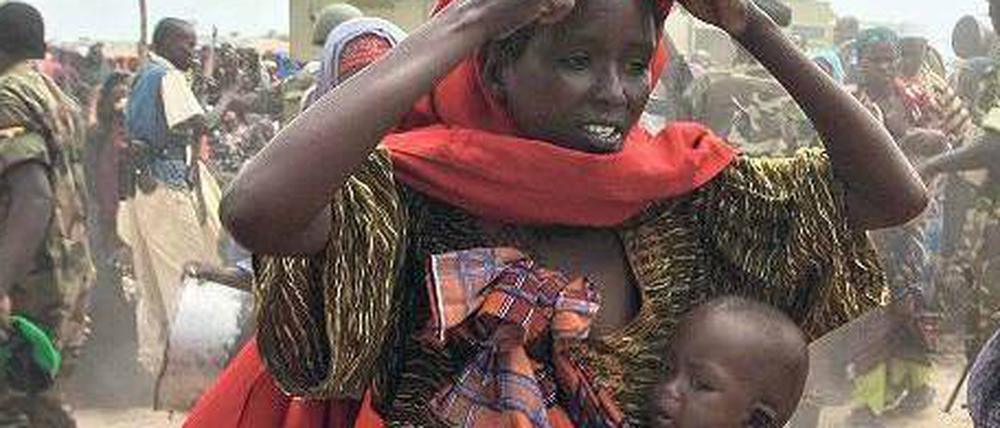 Hungrig. Frauen laufen zu einer Nahrungsausgabe in dem Lager Badbaado im Zentrum der somalischen Hauptstadt Mogadischu. Die Hungerkatastrophe in Ostafrika ist die Folge der schlimmsten Dürre seit 60 Jahren.
