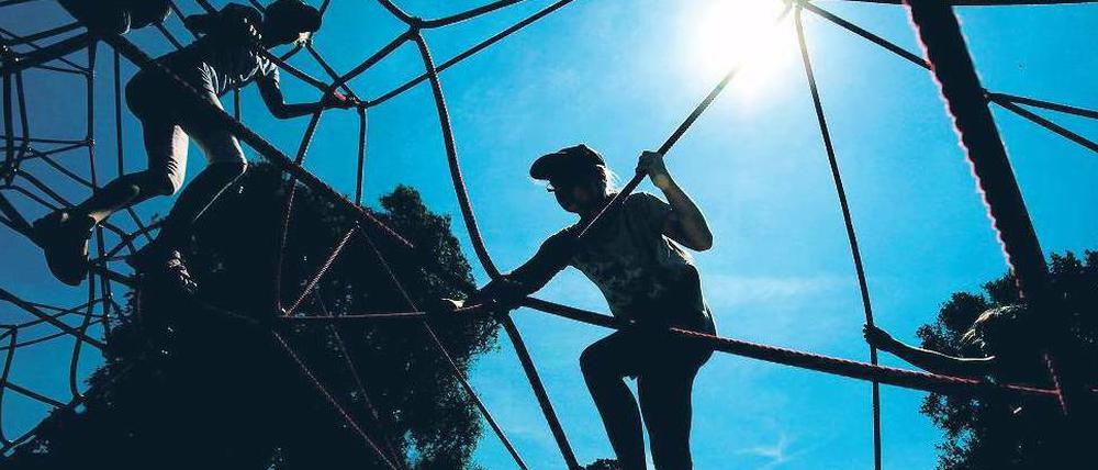 In den Seilen. Im Vergleich mit Hamburg steht Berlin besonders schlecht da: Dort ist das Angebot mit 1,5 Quadratmetern Spielplatz pro Einwohner fast dreimal so groß.