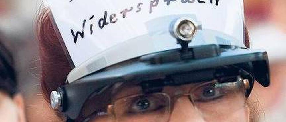 Über die Hutschnur. Die Anwohner von Friedrichshagen wollen auch am heutigen Montag wieder gegen die Flugrouten über dem Müggelsee demonstrieren. Foto: dapd