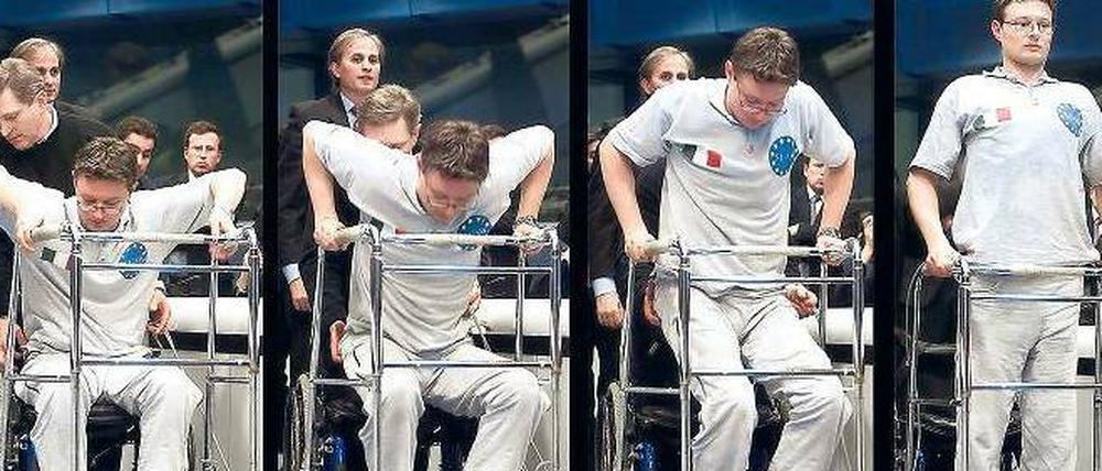 Wiederbelebte Beinmuskeln. Der gelähmte Italiener Gabriele Tronconi demonstriert, wie er mithilfe der Elektrostimulation aufstehen kann. Er hofft, mithilfe der Methode eines Tages wieder gehen zu können.