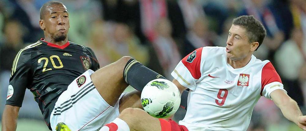 Und hoch das Bein. Jerome Boateng im Zweikampf mit dem polnischen Torschützen Robert Lewandowski.