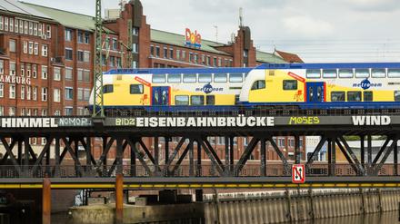 Zug von Metronom in Hamburg: Der DB-Wettbewerber drängt auf ein vorzeitiges Aus für seinen Verkehrsvertrag.