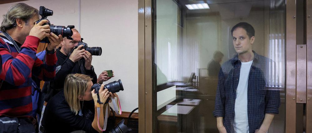 Wall Street Journal-Reporter Evan Gershkovich vor Gericht bei einer Verhandlung in Moskau im Oktober 2023